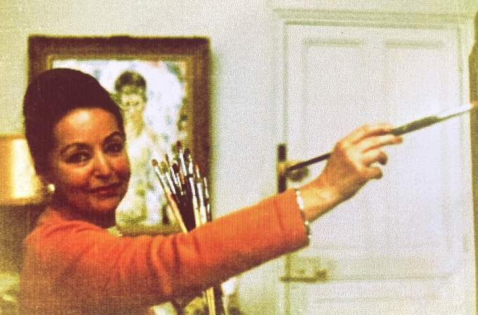 Louise Cazenavette en train de peindre dans son atelier