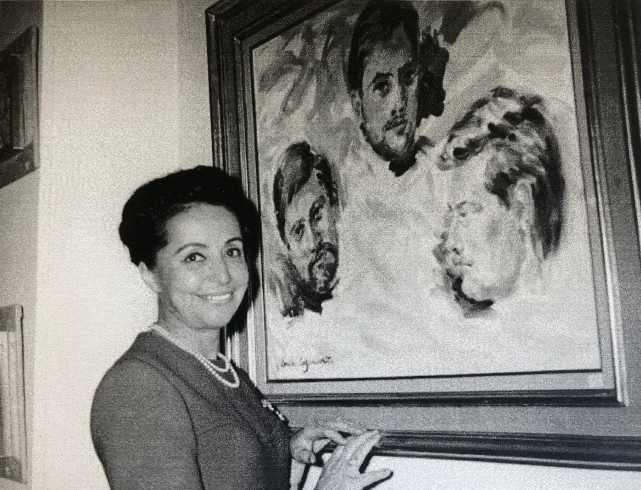 Louise présentant une œuvre dans le cadre d’une exposition